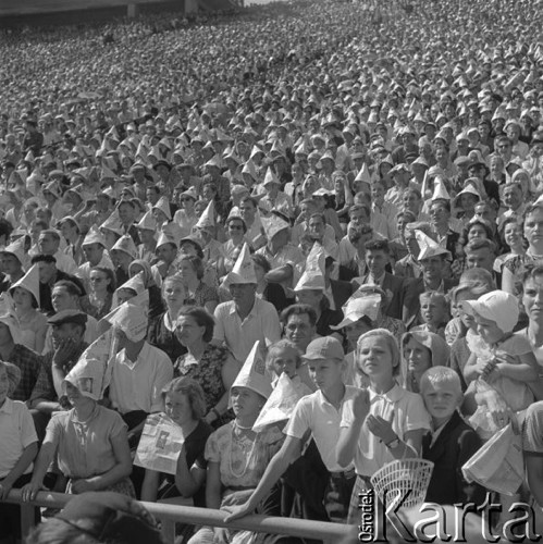 Wrzesień 1958, Warszawa, Polska.
Centralne dożynki na Stadionie Dziesięciolecia, publiczność w kapeluszach z gazet.
Fot. Romuald Broniarek, zbiory Ośrodka KARTA