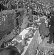 Wrzesień 1958, Warszawa, Polska.
Centralne dożynki na Stadionie Dziesięciolecia, delegacje rolników witają się z przedstawicielmi władzy. Za stołem stoi Władysław Gomułka i Józef Cyrankiewicz.
Fot. Romuald Broniarek, zbiory Ośrodka KARTA