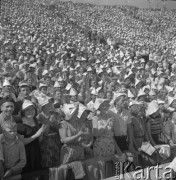 Wrzesień 1958, Warszawa, Polska.
Centralne dożynki na Stadionie Dziesięciolecia, publiczność w kapeluszach z gazet.
Fot. Romuald Broniarek, zbiory Ośrodka KARTA