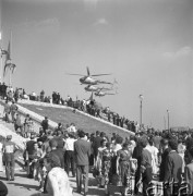 Wrzesień 1958, Warszawa, Polska.
Centralne dożynki na Stadionie Dziesięciolecia - pokazy lotnicze, przelot śmigłowców nad stadionem.
Fot. Romuald Broniarek, zbiory Ośrodka KARTA