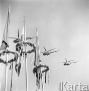 Wrzesień 1958, Warszawa, Polska.
Centralne dożynki na Stadionie Dziesięciolecia - pokazy lotnicze, przelot śmigłowców nad stadionem.
Fot. Romuald Broniarek, zbiory Ośrodka KARTA