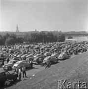 Wrzesień 1958, Warszawa, Polska.
Centralne dożynki na Stadionie Dziesięciolecia, samochody na parkingu przed stadionem. W tle Pałac Kultury i Nauki.
Fot. Romuald Broniarek, zbiory Ośrodka KARTA