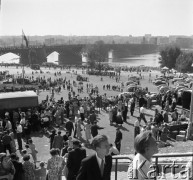 Wrzesień 1958, Warszawa, Polska.
Centralne dożynki na Stadionie Dziesięciolecia, tłum przed wejściem na stadion. W tle most Poniatowskiego.
Fot. Romuald Broniarek, zbiory Ośrodka KARTA