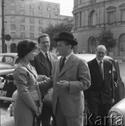 Październik 1958, Warszawa, Polska.
Jan Kiepura przed hotelem Bristol z dziennikarką miesięcznika 