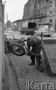 Wrzesień 1958, Warszawa, Polska.
Okolice Placu Grzybowskiego, rikszarz naprawia swój pojazd.
Fot. Romuald Broniarek, zbiory Ośrodka KARTA