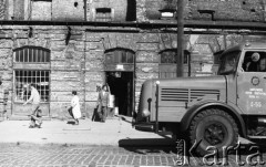 Wrzesień 1958, Warszawa, Polska.
Ciężarówka Warszawskiego Przedsiębiorstwa Transportowego przed sklepem.
Fot. Romuald Broniarek, zbiory Ośrodka KARTA