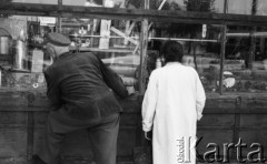 Wrzesień 1958, Warszawa, Polska.
Przechodnie oglądają towary w witrynie sklepu z artykułami żelaznymi.
Fot. Romuald Broniarek, zbiory Ośrodka KARTA