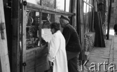 Wrzesień 1958, Warszawa, Polska.
Przechodnie oglądają towary w witrynie sklepu z artykułami żelaznymi.
Fot. Romuald Broniarek, zbiory Ośrodka KARTA