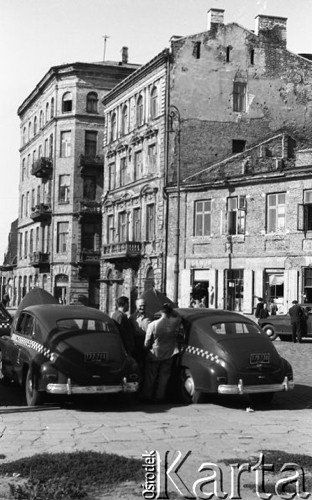 Wrzesień 1958, Warszawa, Polska.
Plac Grzybowski, taksówki na ulicy, w głębi kamienica przy ulicy Próżnej 14.
Fot. Romuald Broniarek, zbiory Ośrodka KARTA