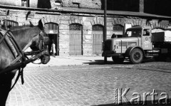 Wrzesień 1958, Warszawa, Polska.
Plac Grzybowski, koń w zaprzęgu i kabina ciężarówki do przewozu cementu.
Fot. Romuald Broniarek, zbiory Ośrodka KARTA