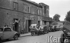 Wrzesień 1958, Warszawa, Polska.
Mężczyzna z sitami w rikszy towarowej stoi przed sklepem z narzędziami.
Fot. Romuald Broniarek, zbiory Ośrodka KARTA