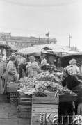 Wrzesień 1958, Warszawa, Polska.
Stragany z owocami na Placu Grzybowskim.
Fot. Romuald Broniarek, zbiory Ośrodka KARTA