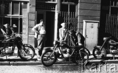 Wrzesień 1958, Warszawa, Polska.
Przechodnie ogladają motocykle stojące na ulicy przed sklepem.
Fot. Romuald Broniarek, zbiory Ośrodka KARTA