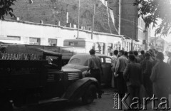 Wrzesień 1958, Warszawa, Polska.
Plac Grzybowski, na pierwszym planie z lewej samochód dostawczy Wytwórni Wód Gazowych Świderskiego, mieszczącej się w Warszawie przy ulicy Modlińskiej.
Fot. Romuald Broniarek, zbiory Ośrodka KARTA