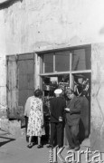 Wrzesień 1958, Warszawa, Polska.
Plac Grzybowski, przechodnie oglądają towary w witrynie sklepu z artykułami żelaznymi.
Fot. Romuald Broniarek, zbiory Ośrodka KARTA