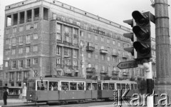 Wrzesień 1958, Warszawa, Polska.
Tramwaj nr 18 jedzie ulicą Marszałkowską, z prawej sygnalizator sygnalizacji świetlnej.
Fot. Romuald Broniarek, zbiory Ośrodka KARTA