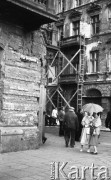 Wrzesień 1958, Warszawa, Polska.
Przechodnie na Placu Grzybowskim, z prawej stoją dwie kobiety z parasolką.
Fot. Romuald Broniarek, zbiory Ośrodka KARTA