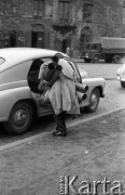 Wrzesień 1958, Warszawa, Polska.
Mężczyzna z rurami wsiada do samochodu osobowego.
Fot. Romuald Broniarek, zbiory Ośrodka KARTA