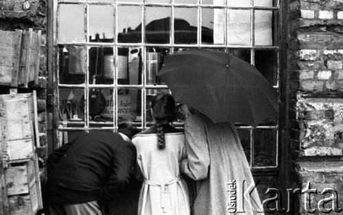 Wrzesień 1958, Warszawa, Polska.
Plac Grzybowski, przechodnie oglądają towary w witrynie sklepu z artykułami żelaznymi.
Fot. Romuald Broniarek, zbiory Ośrodka KARTA