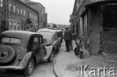 Wrzesień 1958, Warszawa, Polska.
Przechodnie na ulicy, z lewej parkujące samochody, z prawej motocykl.
Fot. Romuald Broniarek, zbiory Ośrodka KARTA