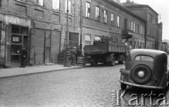 Wrzesień 1958, Warszawa, Polska.
Samochód dostawczy stoi na ulicy przed barem, z prawej samochód osobowy.
Fot. Romuald Broniarek, zbiory Ośrodka KARTA