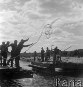 Wrzesień 1958, Warszawa, Polska.
Wojska saperskie ćwiczą przeprawę przez Wisłę - żołnierz rzucający linę.
Fot. Romuald Broniarek, zbiory Ośrodka KARTA