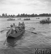 Wrzesień 1958, Warszawa, Polska.
Wojska saperskie ćwiczą przeprawę przez Wisłę - żołnierze w łodziach.
Fot. Romuald Broniarek, zbiory Ośrodka KARTA