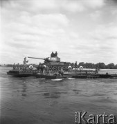 Wrzesień 1958, Warszawa, Polska.
Wojska saperskie ćwiczą przeprawę przez Wisłę - czołg na promie.
Fot. Romuald Broniarek, zbiory Ośrodka KARTA