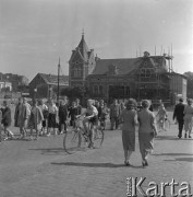 Wrzesień 1958, Bydgoszcz, Polska.
Festyn harcerski - grupa młodzieży idzie ulicą, na pierwszym planie chłopak jadący na rowerze. W tle pałacyk Lloyda, od 1945 r. siedziba Żeglugi Bydgoskiej.
Fot. Romuald Broniarek, zbiory Ośrodka KARTA