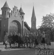 Wrzesień 1958, Bydgoszcz, Polska.
Festyn harcerski - grupa młodzieży na tle miejskiej hali targowej.
Fot. Romuald Broniarek, zbiory Ośrodka KARTA