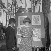 Wrzesień 1958, Bydgoszcz, Polska.
Festyn harcerski - dwoje dzieci ogląda wystawę prac plastycznych swoich rówieśników.
Fot. Romuald Broniarek, zbiory Ośrodka KARTA