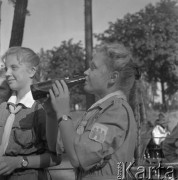 Wrzesień 1958, Bydgoszcz, Polska.
Festyn harcerski - dziewczyna pijąca oranżadę z butelki.
Fot. Romuald Broniarek, zbiory Ośrodka KARTA