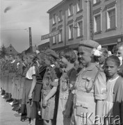 Wrzesień 1958, Bydgoszcz, Polska.
Festyn harcerski - grupa harcerek podczas apelu.
Fot. Romuald Broniarek, zbiory Ośrodka KARTA