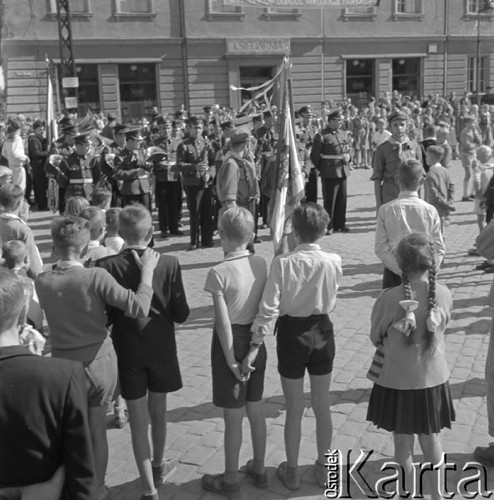 Wrzesień 1958, Bydgoszcz, Polska.
Festyn harcerski - dzieci słuchają występu orkiestry.
Fot. Romuald Broniarek, zbiory Ośrodka KARTA