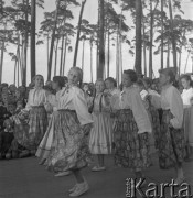 Wrzesień 1958, Bydgoszcz, Polska.
Festyn harcerski - występ dziecięcego zespołu folklorystycznego.
Fot. Romuald Broniarek, zbiory Ośrodka KARTA