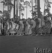 Wrzesień 1958, Bydgoszcz, Polska.
Festyn harcerski - występ dziecięcego zespołu folklorystycznego.
Fot. Romuald Broniarek, zbiory Ośrodka KARTA