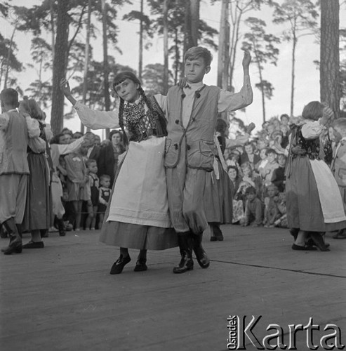 Wrzesień 1958, Bydgoszcz, Polska.
Festyn harcerski - występ dziecięcego zespołu folklorystycznego.
Fot. Romuald Broniarek, zbiory Ośrodka KARTA