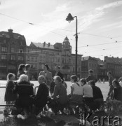 Wrzesień 1958, Bydgoszcz, Polska.
Grupa młodzieży na Starym Rynku, w tle zabytkowe kamienice.
Fot. Romuald Broniarek, zbiory Ośrodka KARTA