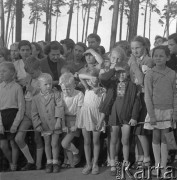 Wrzesień 1958, Bydgoszcz, Polska.
Festyn harcerski - grupa dzieci ogląda występ zespołu ludowego, stojąc za sznurem oddzielającym scenę od widowni.
Fot. Romuald Broniarek, zbiory Ośrodka KARTA