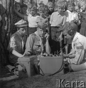 Wrzesień 1958, Bydgoszcz, Polska.
Festyn harcerski - dzieci patrzą na harcerzy obsługujących radiostację.
Fot. Romuald Broniarek, zbiory Ośrodka KARTA