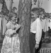 Wrzesień 1958, Bydgoszcz, Polska.
Festyn harcerski - dziewczynka i chłopiec w strojach regionalnych, członkowie dziecięcego zespołu folklorystycznego.
Fot. Romuald Broniarek, zbiory Ośrodka KARTA