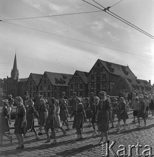 Wrzesień 1958, Bydgoszcz, Polska.
Festyn harcerski - grupa harcerzy w pochodzie, w tle zabytkowy spichlerz.
Fot. Romuald Broniarek, zbiory Ośrodka KARTA