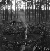 Wrzesień 1958, Bydgoszcz, Polska.
Festyn harcerski - wieczorne spotkanie przy ognisku.
Fot. Romuald Broniarek, zbiory Ośrodka KARTA