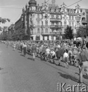 Wrzesień 1958, Bydgoszcz, Polska.
Harcerze przechodzą przez Plac Wolności, na dachu kamienicy widnieje neon reklamowy PZU.
Fot. Romuald Broniarek, zbiory Ośrodka KARTA