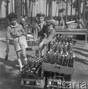 Wrzesień 1958, Bydgoszcz, Polska.
Festyn harcerski - trzej chłopcy niosą skrzynkę oranżady.
Fot. Romuald Broniarek, zbiory Ośrodka KARTA