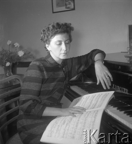 Wrzesień 1958, Warszawa, Polska.
Rosyjska pianistka Bella Dawidowicz, laureatka I nagrody na IV Międzynarodowym Konkursie Pianistycznym im. Fryderyka Chopina w 1949 r. 
Fot. Romuald Broniarek, zbiory Ośrodka KARTA