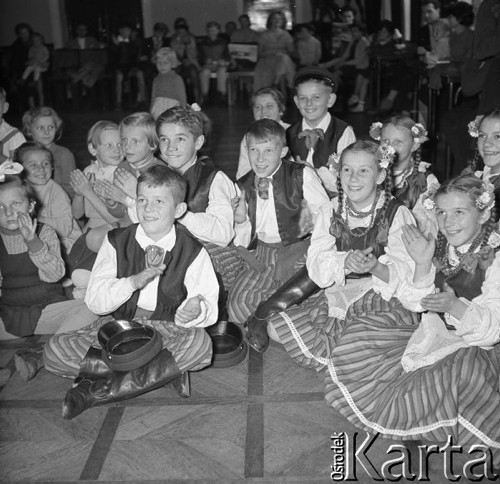 Wrzesień, Warszawa, Polska.
Zabawa dla dzieci w siedzibie Zarządu Głównego TPPR, członkowie dziecięcego zespołu ludowego w strojach regionalnych.
Fot. Romuald Broniarek, zbiory Ośrodka KARTA