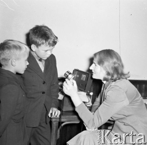 Wrzesień 1958, Warszawa, Polska.
Zabawa dla dzieci w siedzibie Zarządu Głównego TPPR, dziennikarka przeprowadza wywiad z dwoma chłopcami.
Fot. Romuald Broniarek, zbiory Ośrodka KARTA