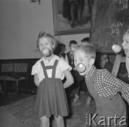 Wrzesień 1958, Warszawa, Polska.
Zabawa dla dzieci w siedzibie Zarządu Głównego TPPR, dzieci jedzą jabłka wiszące na nitkach.
Fot. Romuald Broniarek, zbiory Ośrodka KARTA