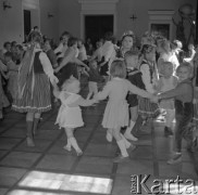 Wrzesień, Warszawa, Polska.
Zabawa dla dzieci w siedzibie Zarządu Głównego TPPR, korowód w tańcu.
Fot. Romuald Broniarek, zbiory Ośrodka KARTA